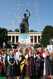 Alle zusammen auf der Bühne: die Bayernhymne als Abschluß des Standkonzertes(Foto: Martin Schmitz)